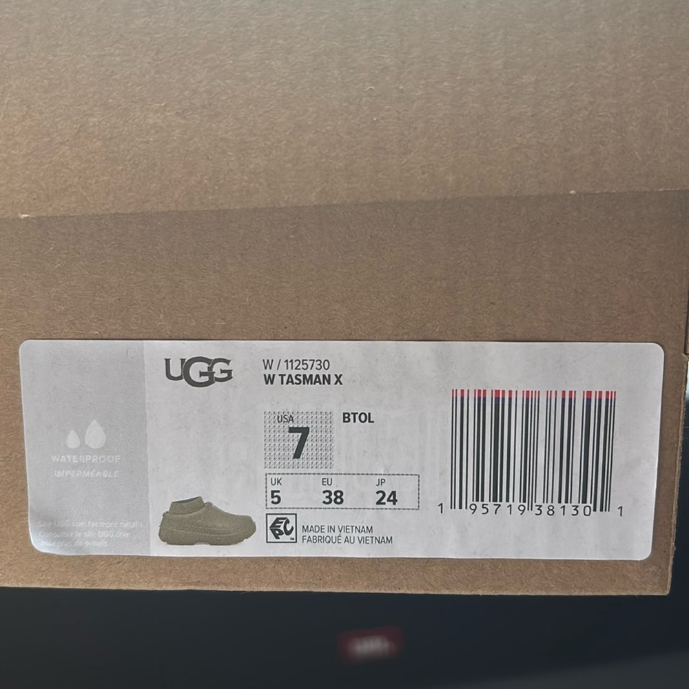Ugg Tasman   Size 7. Only worn once great condition.